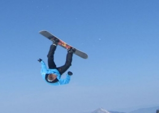Le moniteur de snowboard la tete en bas